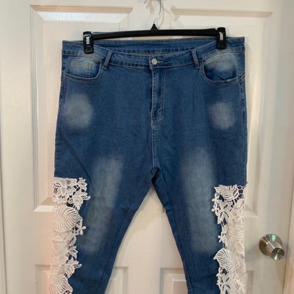 LACE CROPPED SLIM FIT JEANS PLUS SIZE 4X - Picture 2 of 10